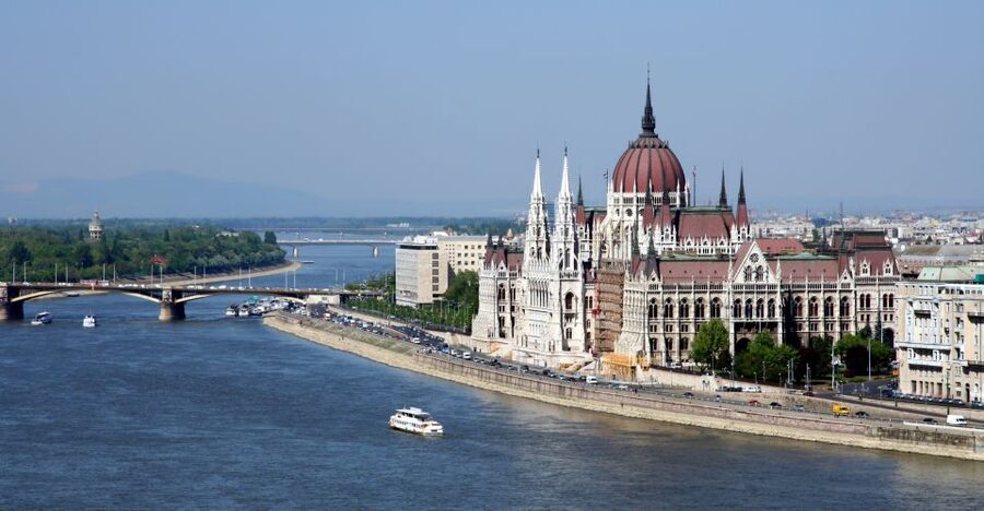 Budapest: Private 3-hour Guided City Tour by Bus - Crossing to Pest and following Andrássy Avenue