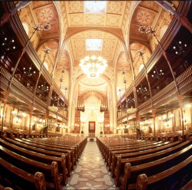 Budapest Private 3-Hour Jewish Heritage Tour - Entering the Dohány Street Synagogue