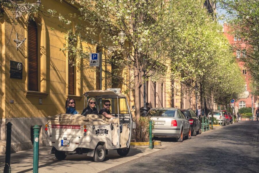 Budapest: Private City Tuk-Tuk Tour & Boat Cruise - Central Market Hall, Liberty Bridge, and Gellért Baths