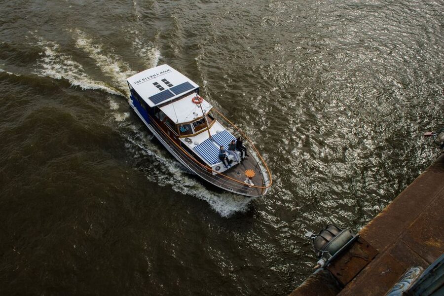 Budapest: Private Danube Yacht Cruise with Welcome Drink - Margaret Island and the turn south