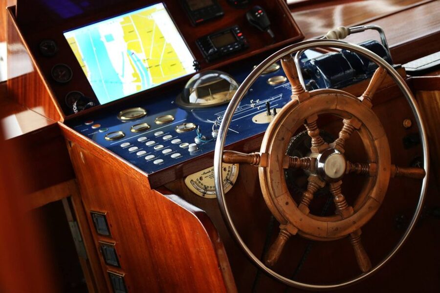 Budapest: Private Danube Yacht Cruise with Welcome Drink - Through central Budapest toward Gellért Hill