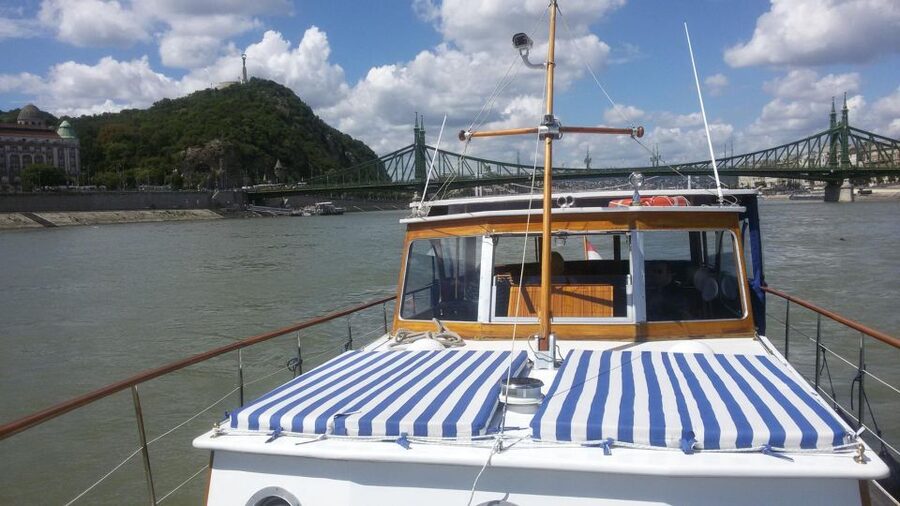 Budapest: Private Danube Yacht Cruise with Welcome Drink - What the private format changes