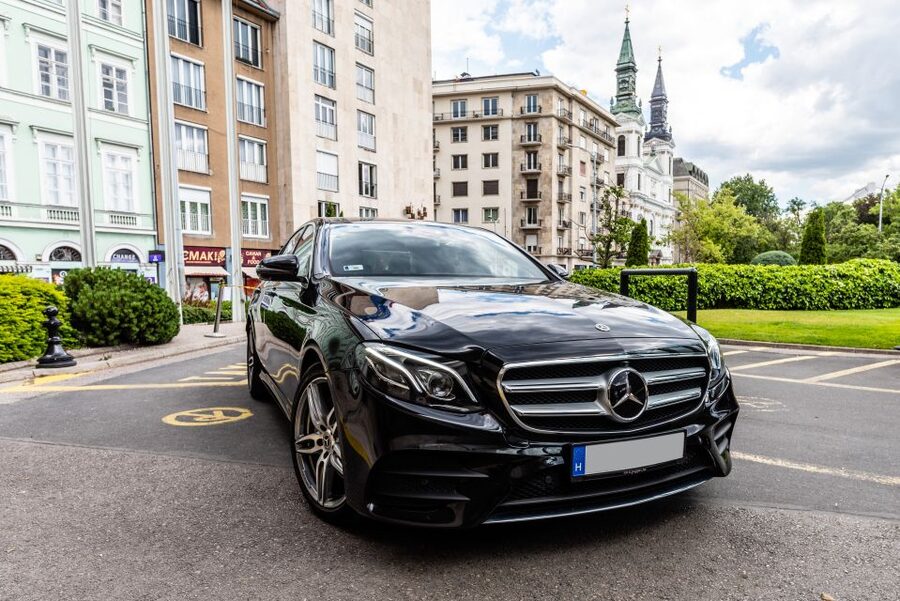 Budapest: Private Luxury Sightseeing Tour - Crossing the Chain Bridge into the Buda Castle District