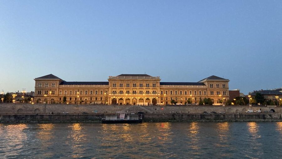 Budapest: Private Sightseeing Tour by car - Parliament from the Danube side