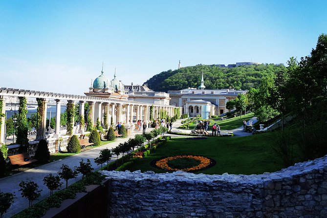 Budapest Private Walking Tour - Crossing the Chain Bridge by bus and on foot