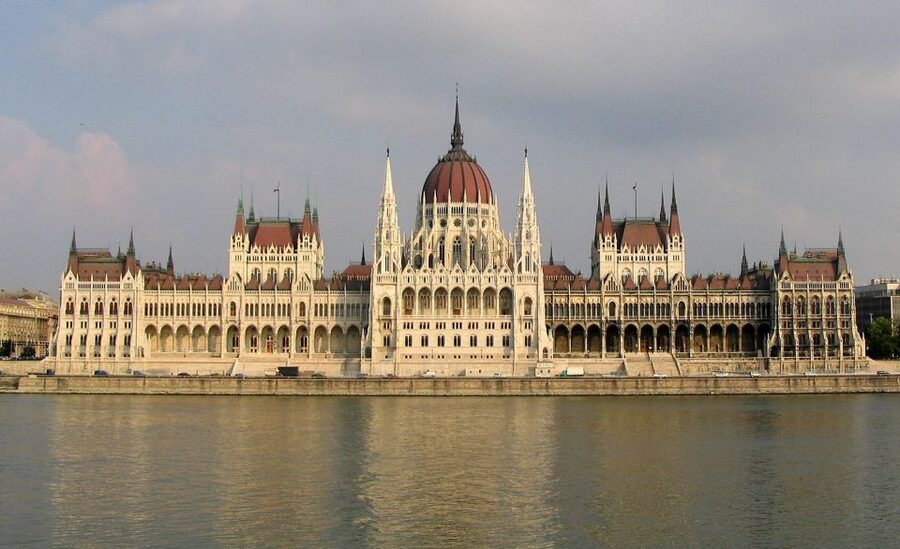 Budapest: Private Walking Tour of City with Spanish Guide - Key points to know before booking