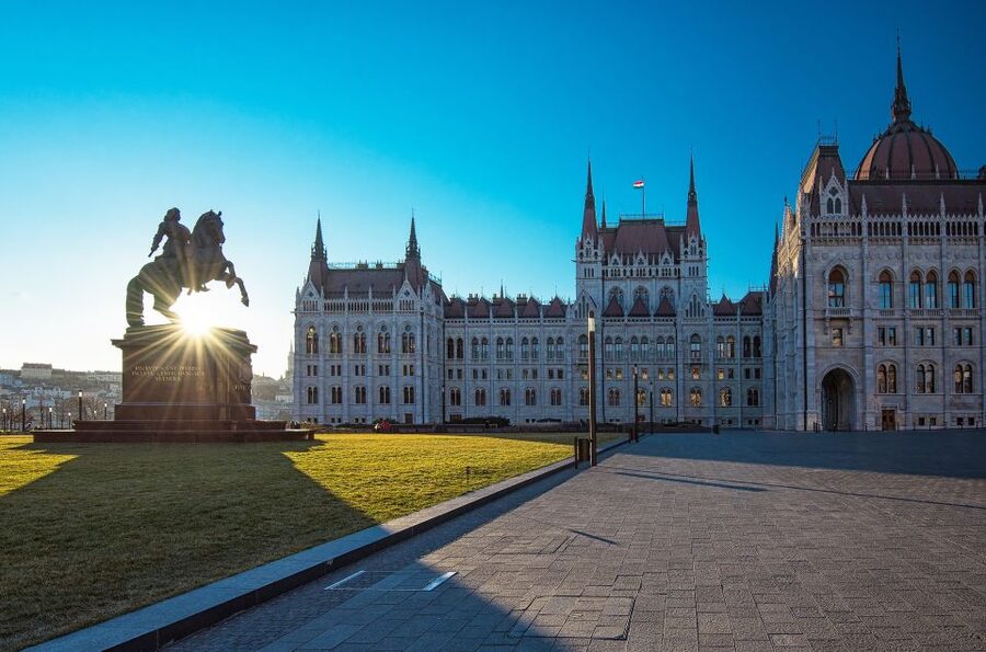 Budapest: Private Walking Tour of City with Spanish Guide - Why a private walk works well in Budapest