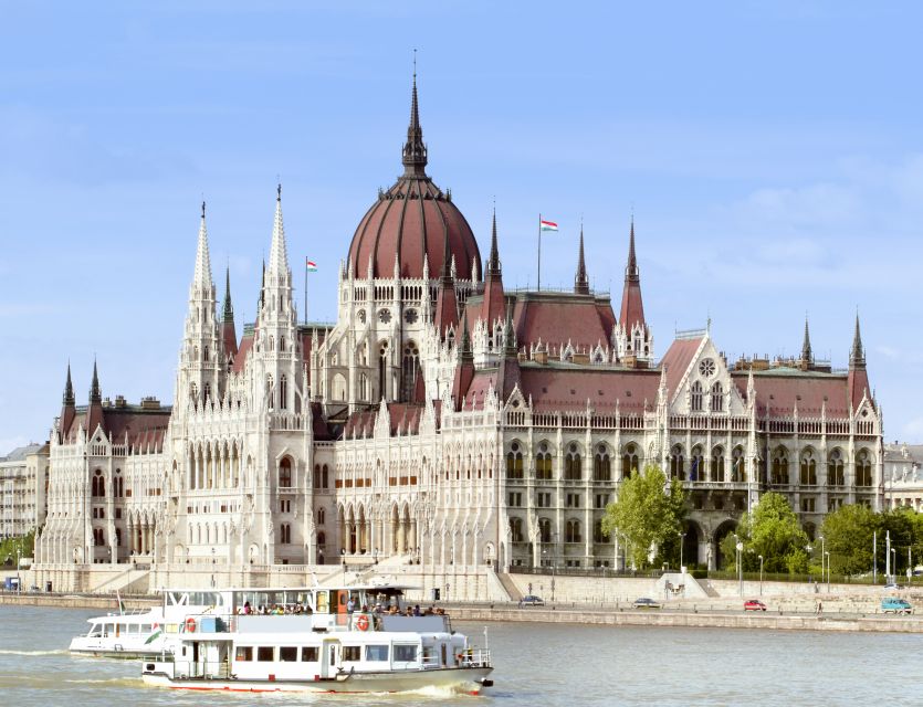 Budapest: Private Walking Tour of City with Spanish Guide - St. Stephen’s Basilica and the heart of Pest