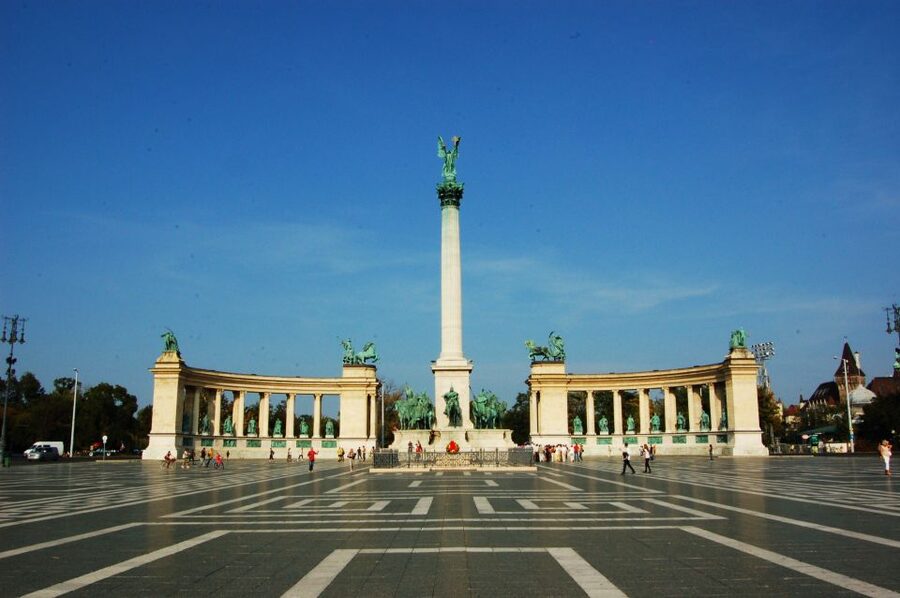 Budapest: Private Walking Tour of City with Spanish Guide - Parliament, the Danube, and Chain Bridge