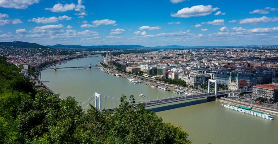 Budapest: Private Walking Tour of City with Spanish Guide - Choosing between three hours and six