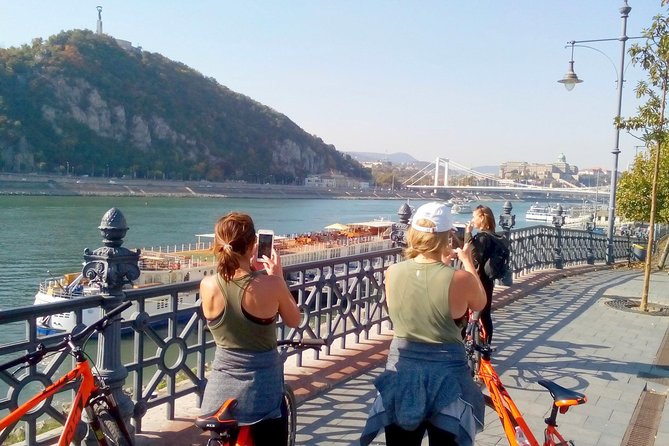 Budapest relaxed bicycle tour at sunset - The Chain Bridge return to central Budapest