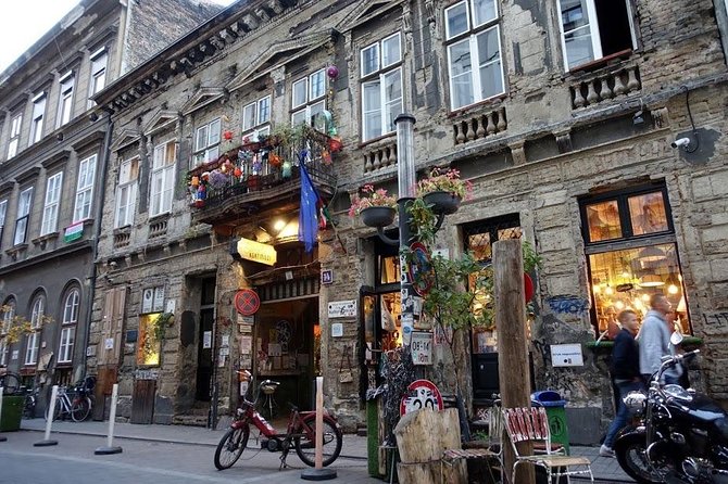 Budapest Ruin Bars Evening Walking Tour with Drinks & Street Food - What you actually eat and drink