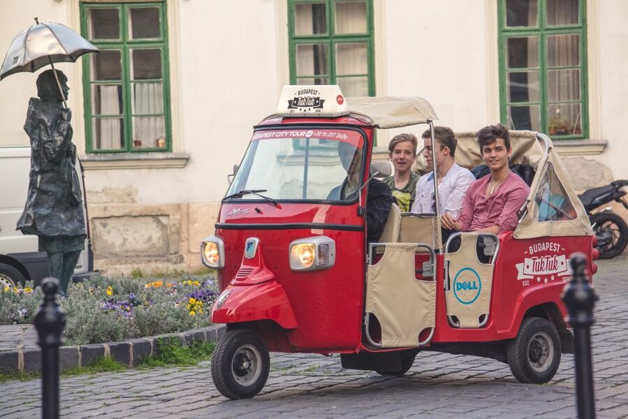 Budapest: Scenic Tuk Tuk Tour - Crossing the Danube by Chain Bridge