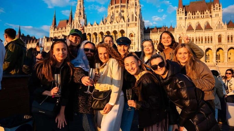 Budapest: Sip and Sail River Cruise with Unlimited Prosecco - Elizabeth Bridge, Gellért Hill, and the southern landmarks