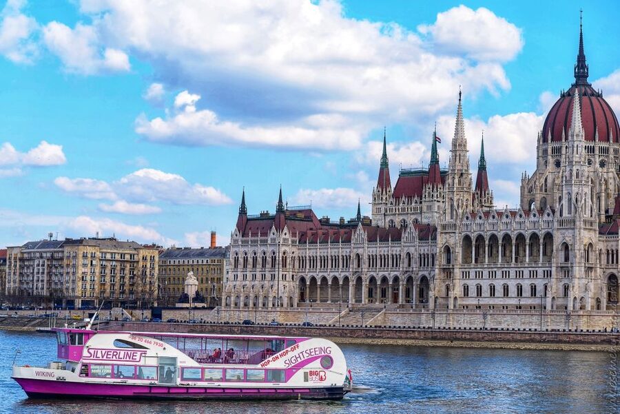 Budapest: Skyline Sightseeing Cruise with Parliament View - Liberty Bridge, the promenade, and Vigadó Square