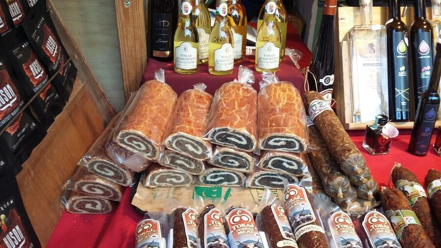 Budapest Streetfood Heaven: Tasting and Markets with a local - Lángos and rétes at a local buffet