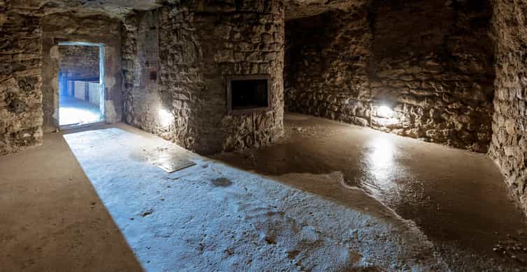 Budapest: The WWII Siege of Buda Castle & Bomb Shelter Tour - Úri Street and the wartime traces above ground