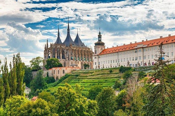 Budapest to Prague Private transfer with 2 hour sightseeing stop - Driver help without a formal guided tour