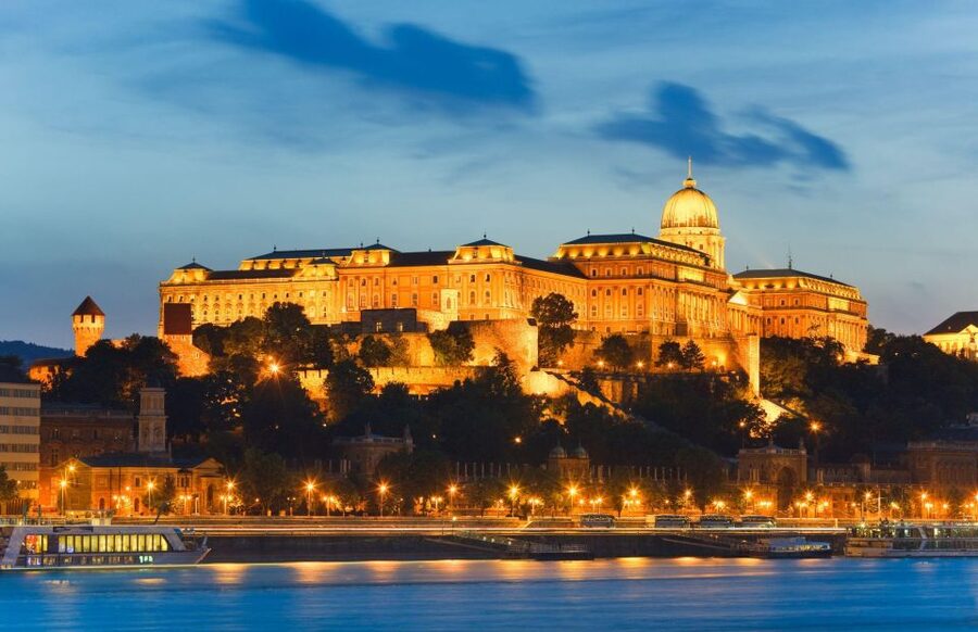Budapest: Unlimited Prosecco and Wine Sightseeing Cruise - The Danube route, from Margaret Bridge to the National Theatre