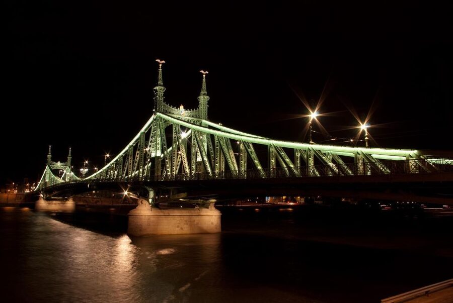 Budapest: Unlimited Prosecco and Wine Sightseeing Cruise - Boarding at Dock 11 beside Elizabeth Bridge