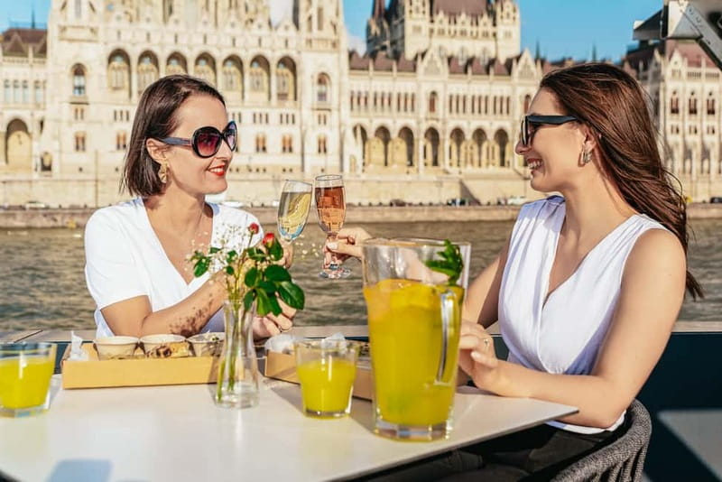 Budapest: Unlimited Prosecco, Beer and Aperol Spritz Cruise - The drink service: what unlimited really means