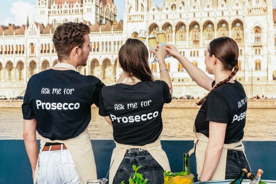 Budapest: Unlimited Prosecco, Beer and Aperol Spritz Cruise - Food options and what to expect onboard