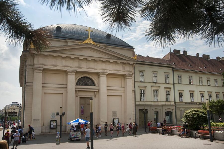 Budapest Walking Tour with a Professional Local Guide - Crossing the Danube without spending the whole tour on hills