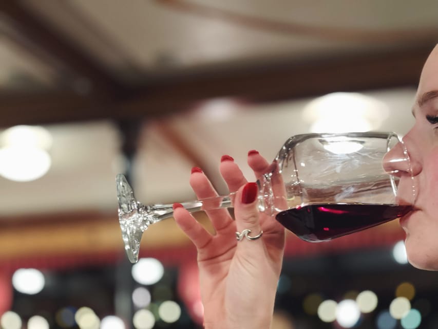 Budapest: Wine & Dine Cruise on the Danube - Music, service, and the feel on board