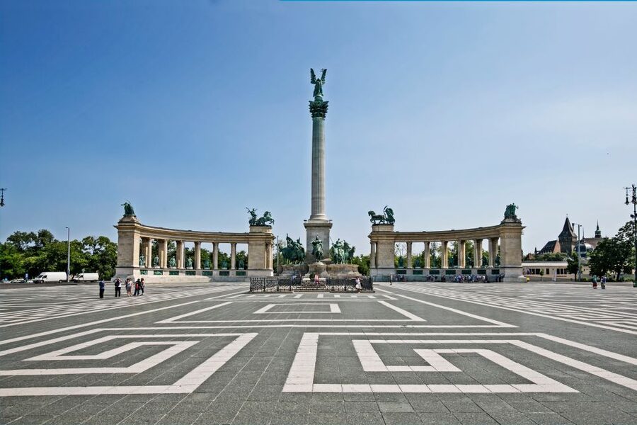 Budapest ❤️Winter Bike Tour with Coffee Stop❤️ - St. Stephen’s Basilica and the city’s grand center