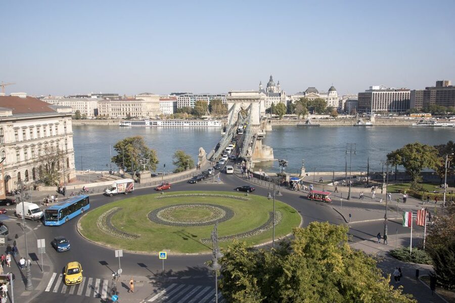 Castle District & Pest Driving Tour with Danube River Cruise - The Danube cruise from Vigadó tér