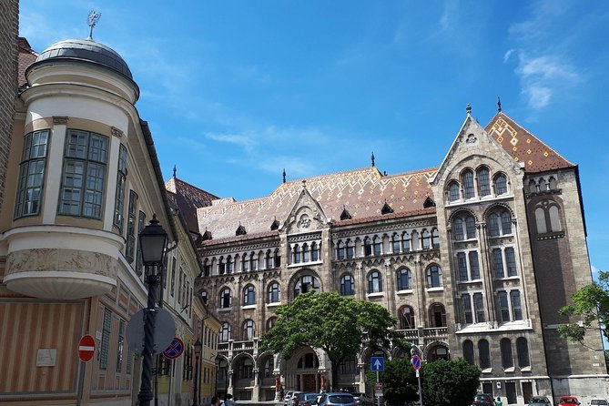 Castle district walk with legends - Courtyards and Kapisztrán Square
