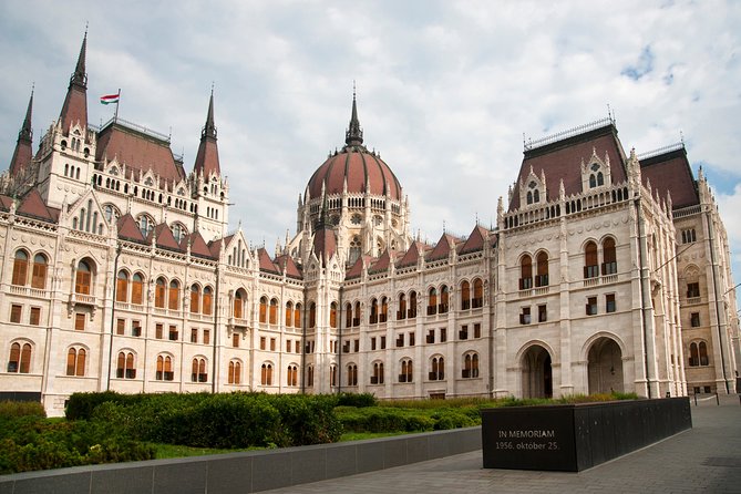 Classic Walk in Budapest Historical Center - Elizabeth Square and the Danube Fountain