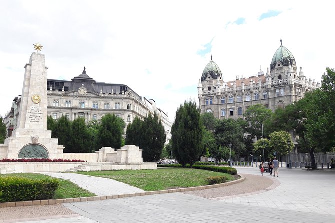 Comprehensive sightseeing tour - Parliament from the outside