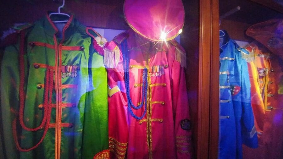 EGRI ROAD BEATLES MUSEUM - Inside the Yellow Submarine and Sgt. Pepper display