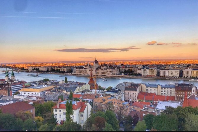 Essential Walking Tour - Parliament and the Pest side of the river