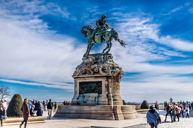 Essential Walking Tour - Matthias Fountain and Sándor Palace