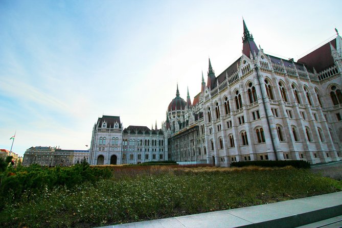 Exclusive Budapest City Tour by Luxury Car - Half Day - Buda and Pest from the comfort of a car