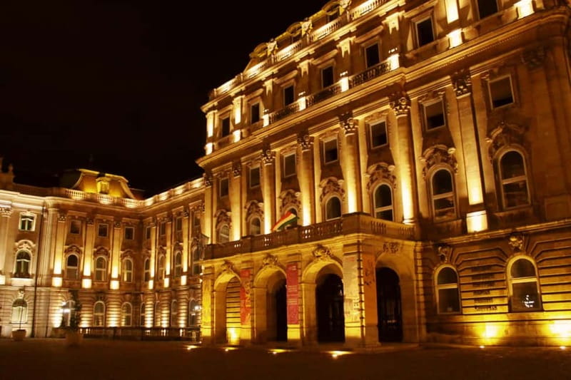 FoolsCode: EscapeRoom/Sightseeing tour with Actor Tourguide - Why sunset is the best booking choice