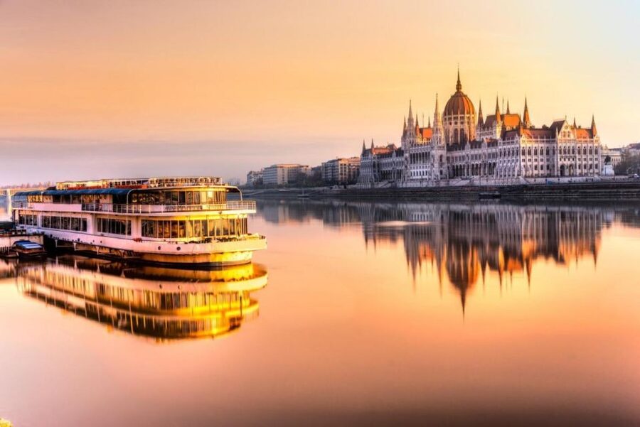 From Vienna: Budapest Group Day Trip - Three hours around Váci Street