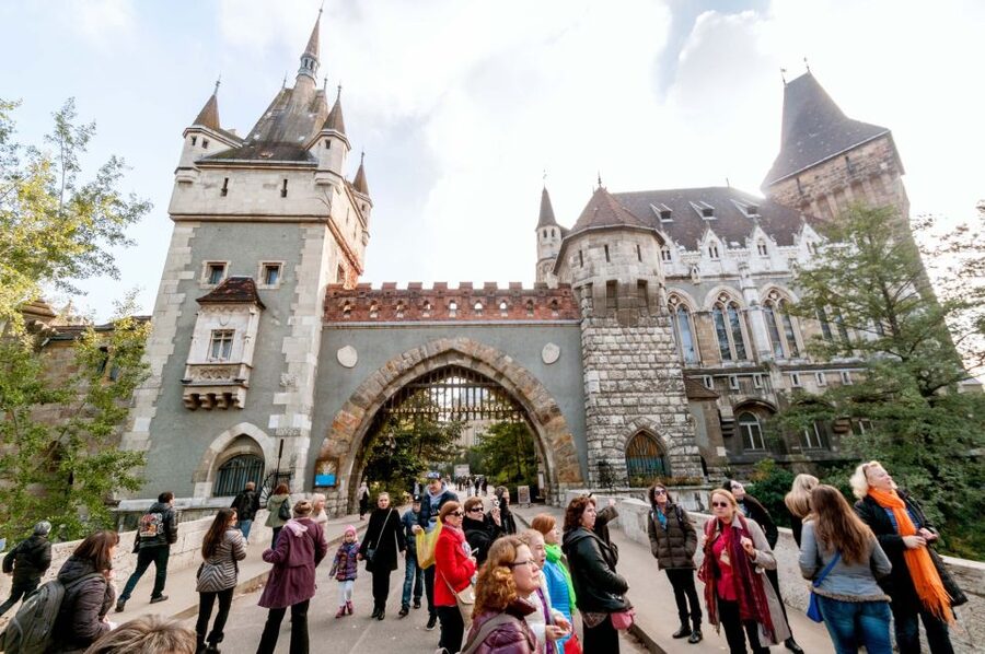 From Vienna: Guided Day Trip to Budapest - Three and a half hours to explore Pest