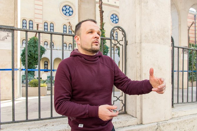 Jewish Heritage in Hungary with a Historian - Starting at Erzsébet tér and getting your bearings