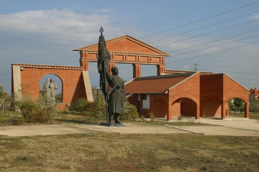 Memento Park: Official Guided Tour with Entry Ticket - Meeting your guide at Witness Square