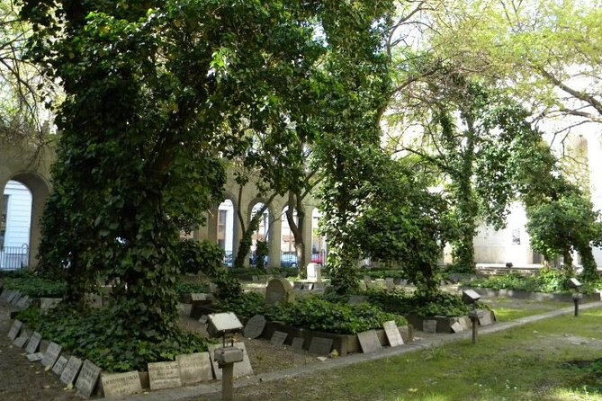 Past and Present of Budapest Jewish District Tour - Gozsdu Udvar and the last ghetto wall fragment