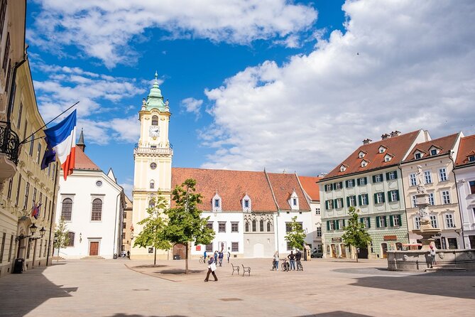 Private Tour from Budapest to Prague Sightseeing - Three countries in one Budapest-to-Prague day