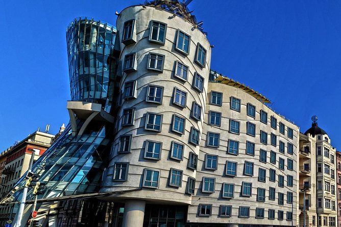 Private Transfer from Budapest to Prague with 2 hours for sightseeing - Who should book this transfer?