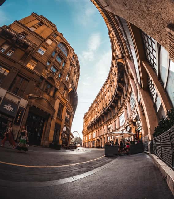 Street photography with your smartphone, tour of Budapest - Starting at Fővám tér and Liberty Bridge